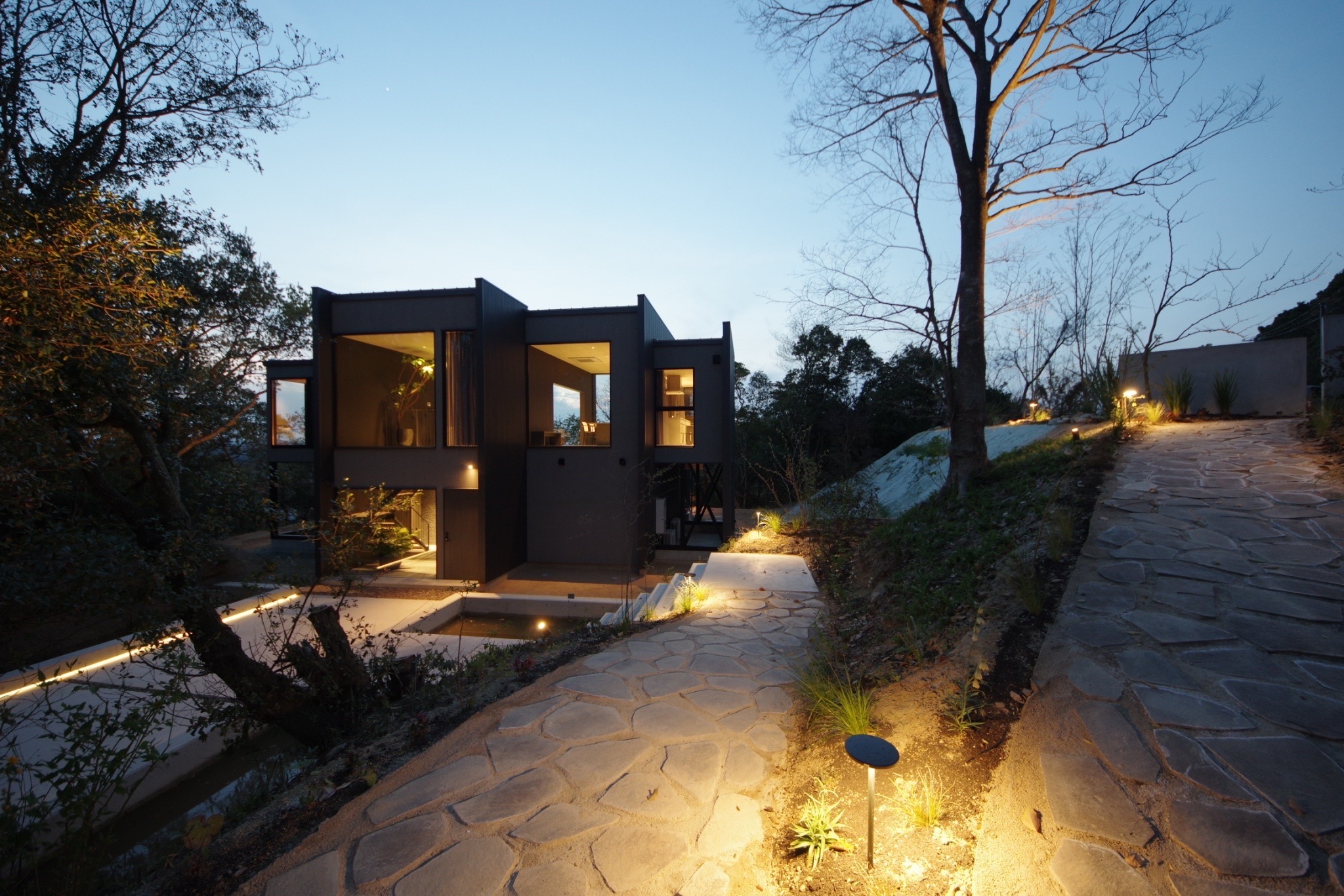 ライトアップされたKITOWの外観