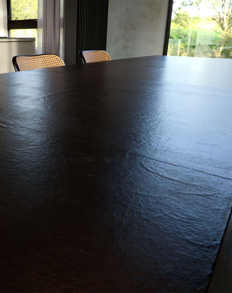 1階ベッドルーム棚・壁、ダイニングテーブル・ベンチ