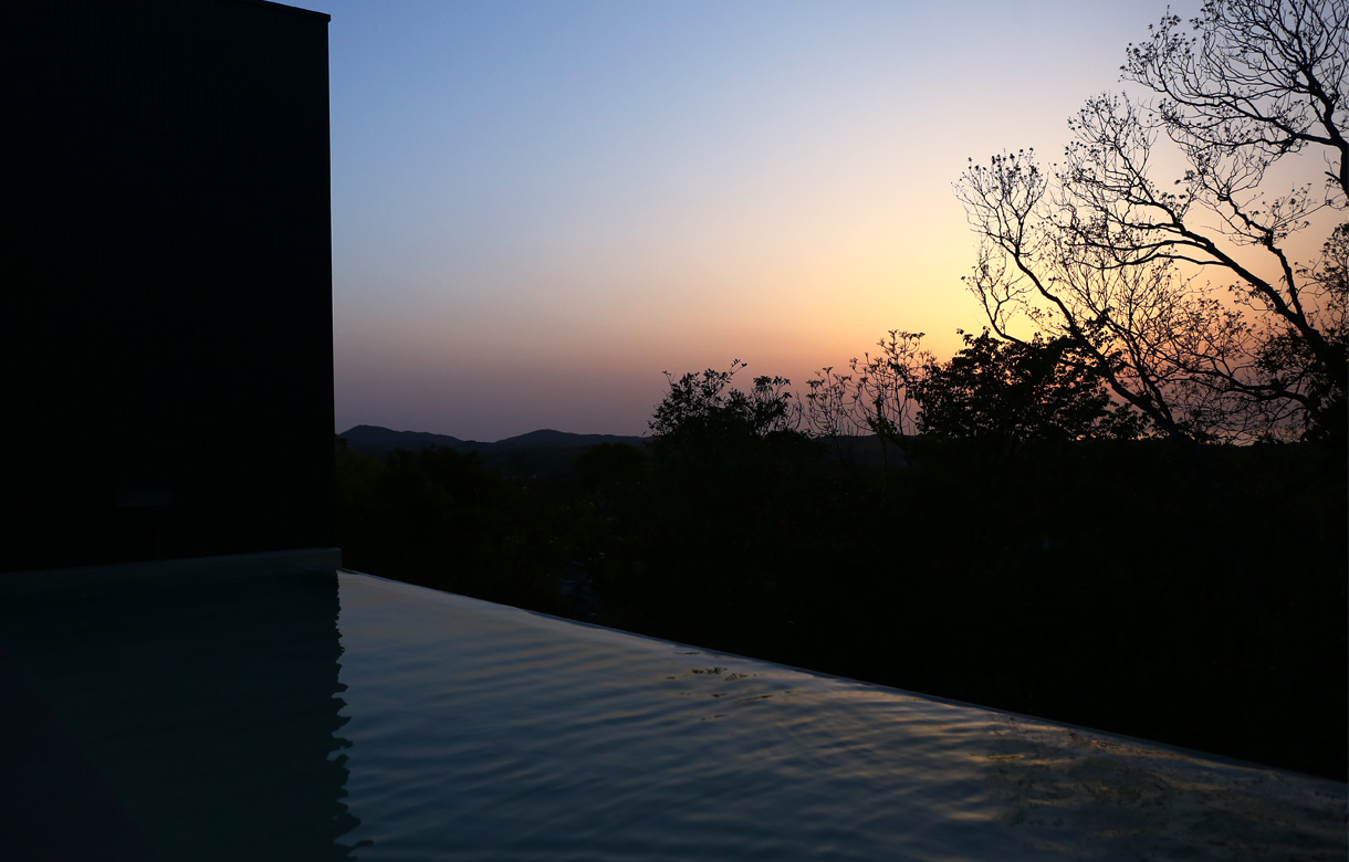プールから見る夕焼け