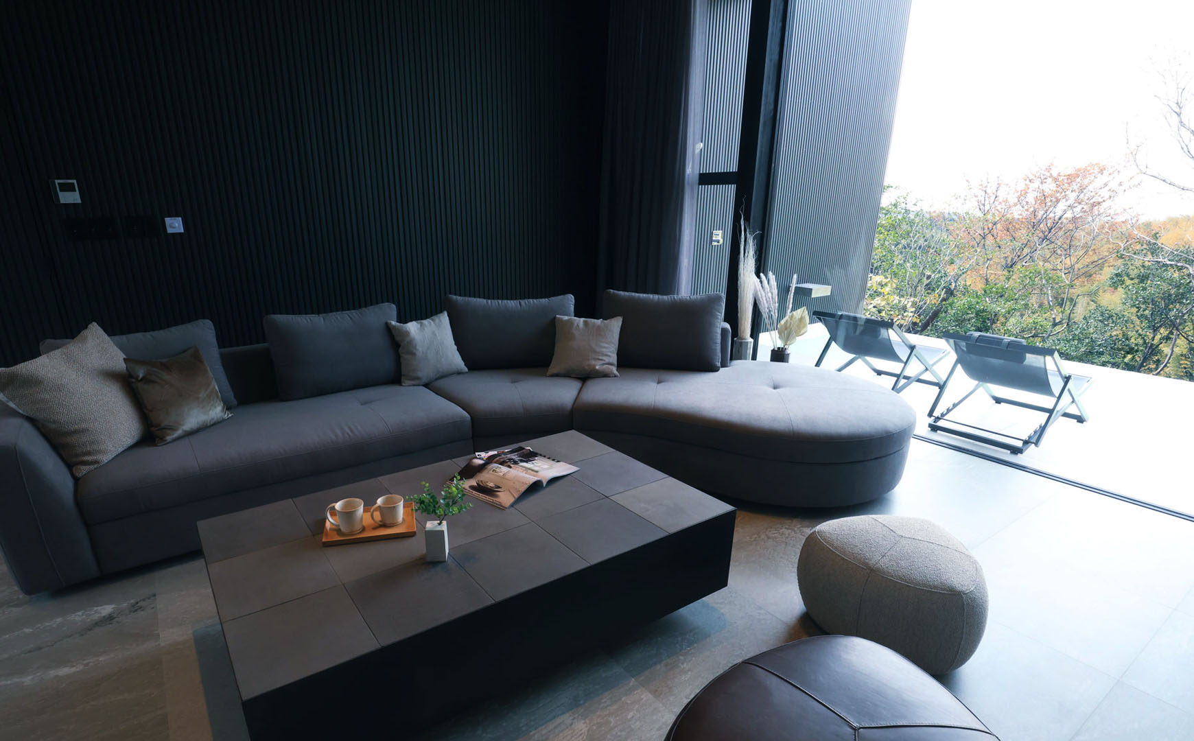 プールサイドと室内