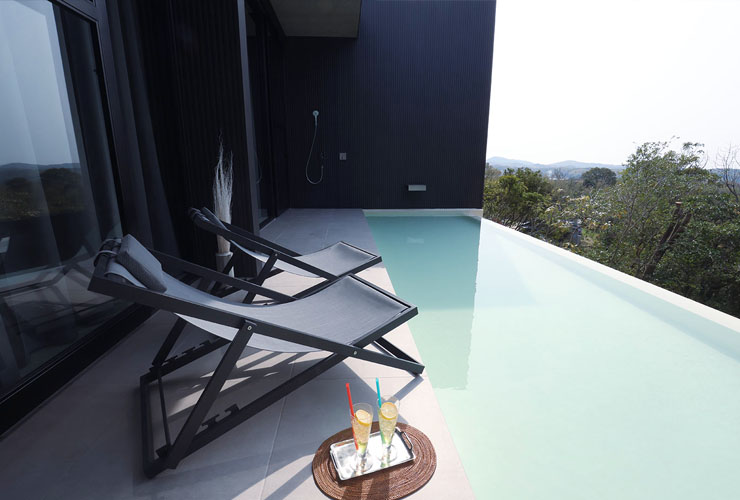 プライベートプールとプールサイドチェア