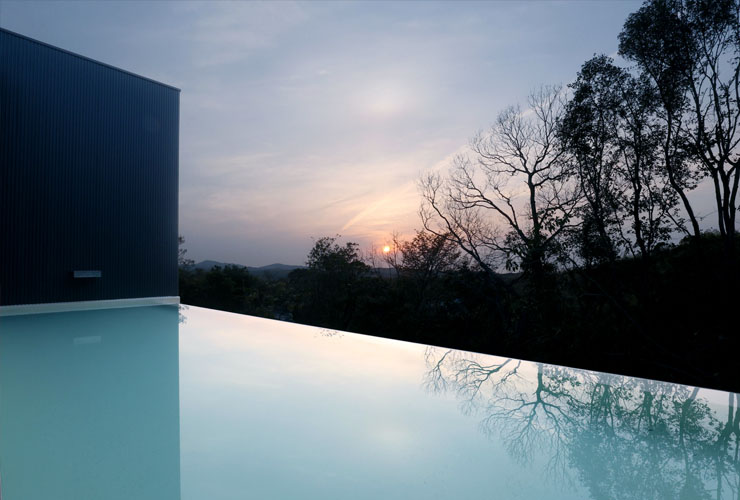 プールに映る夕焼け空