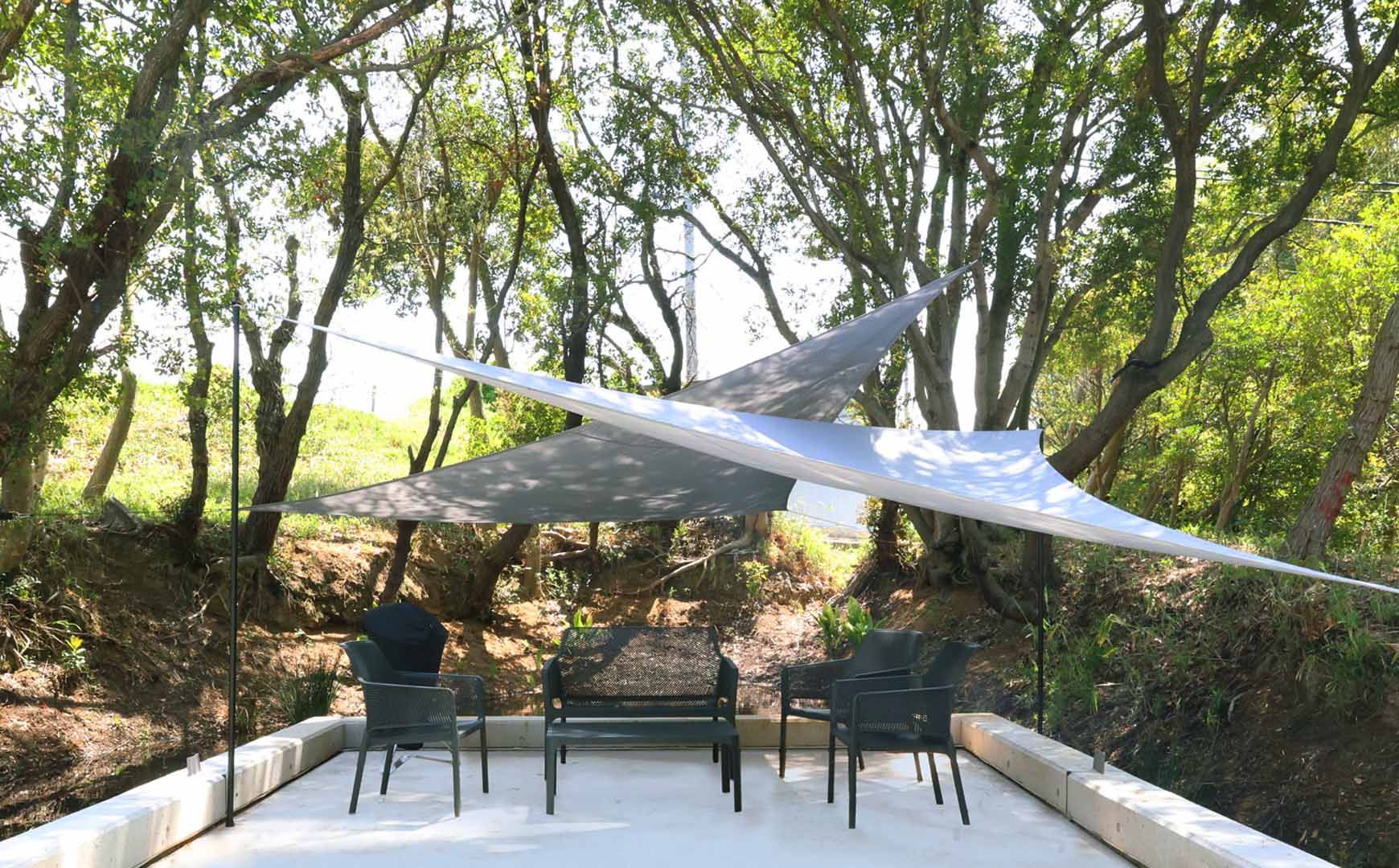 小高い丘の静かな山林に位置するKITOW